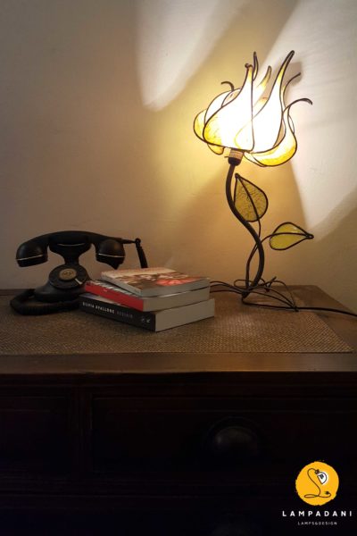 flower-shaped table lamp